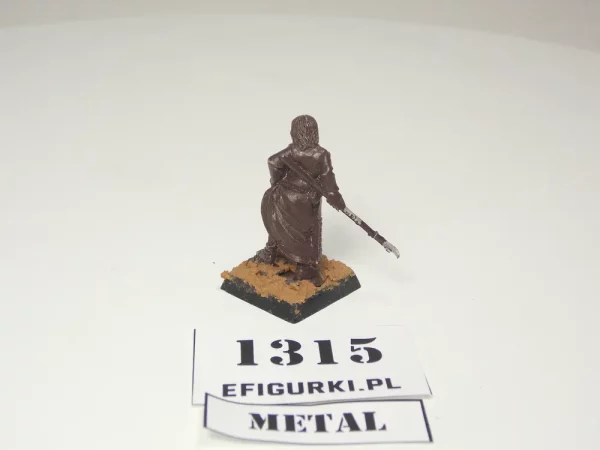 Zdradliwa i ponętna kobieta z włócznią i gołą łydką. Metal 1315