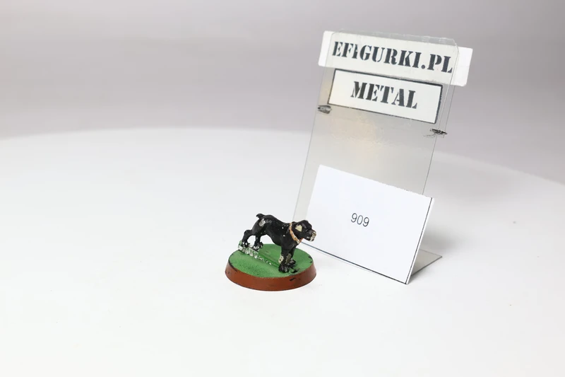 Farmer Maggot pies metal. 909