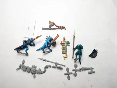 Lizardmen Saurus. Plastik 215 Bits U7'